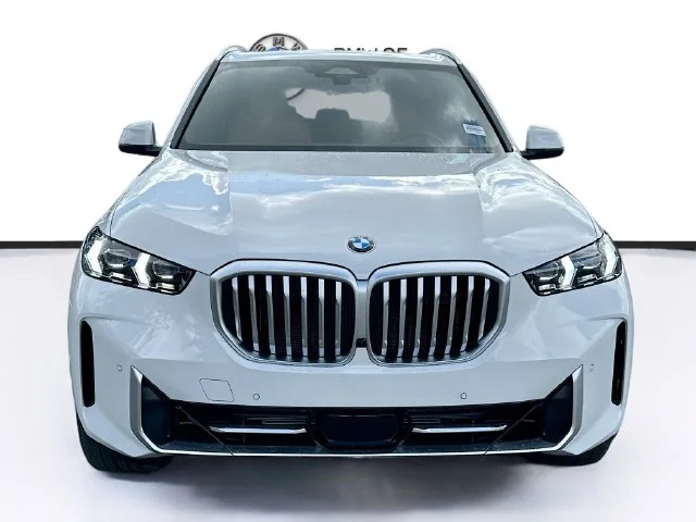 Used 2026 White BMW sDrive40i image 2