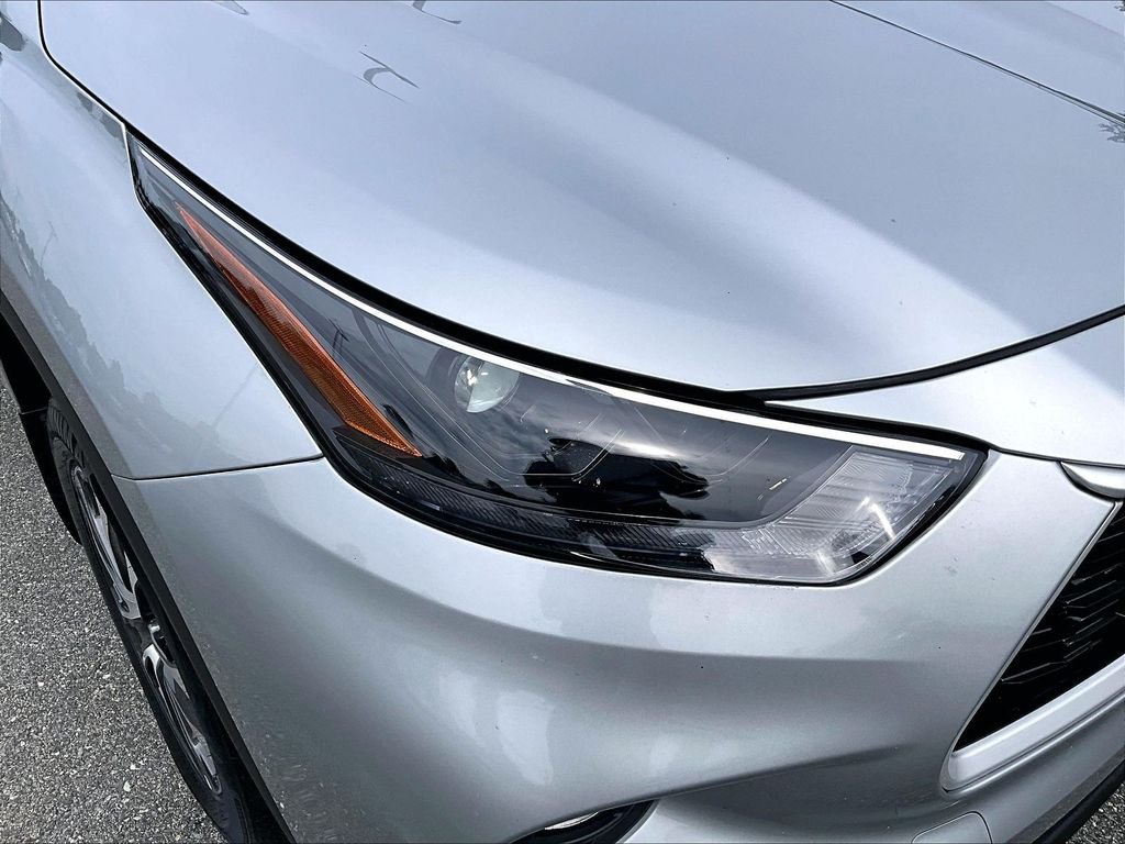 Used 2025 Silver Toyota XLE image 34