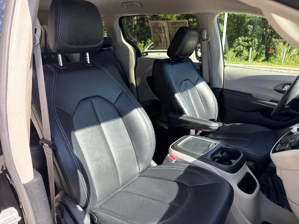 Used 2024 Diamond Black Chrysler Touring L image 35