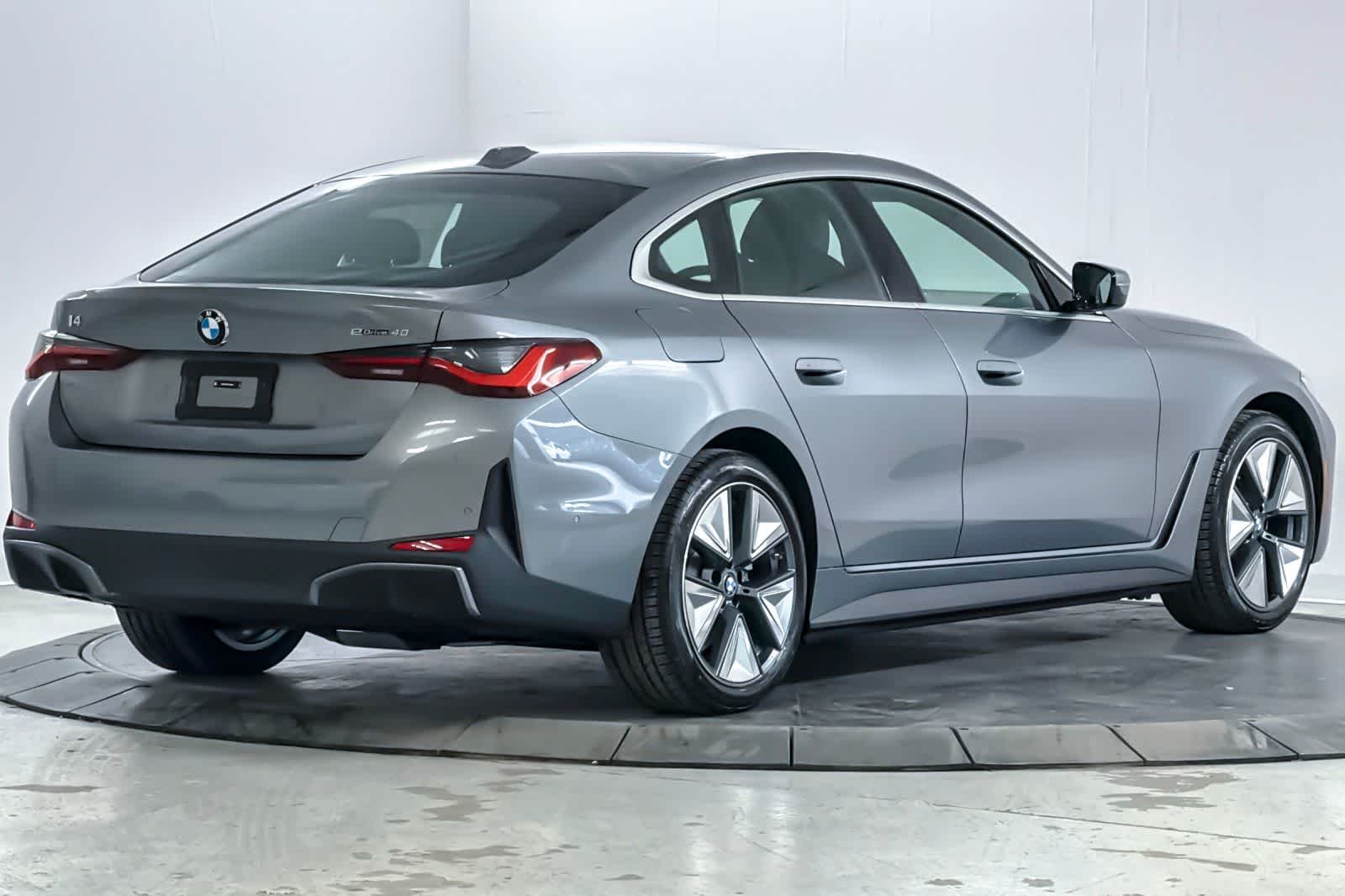 New 2026 Skyscraper Grey Metallic BMW eDrive40 image 2