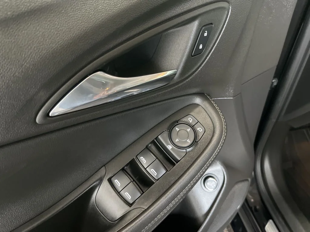 Used 2023 Black Buick Select image 4