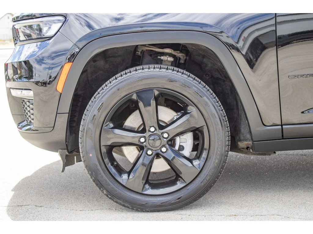 Used 2024 Diamond Black Crystal Pearlcoat Jeep Limited image 5