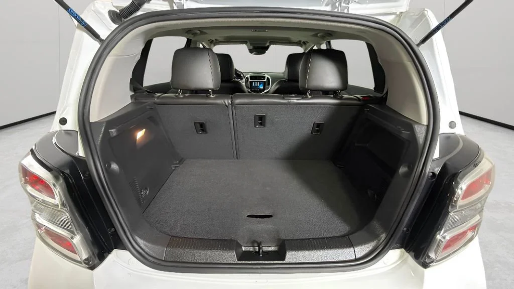Used 2017 SUMMIT WHITE Chevrolet Premier image 29