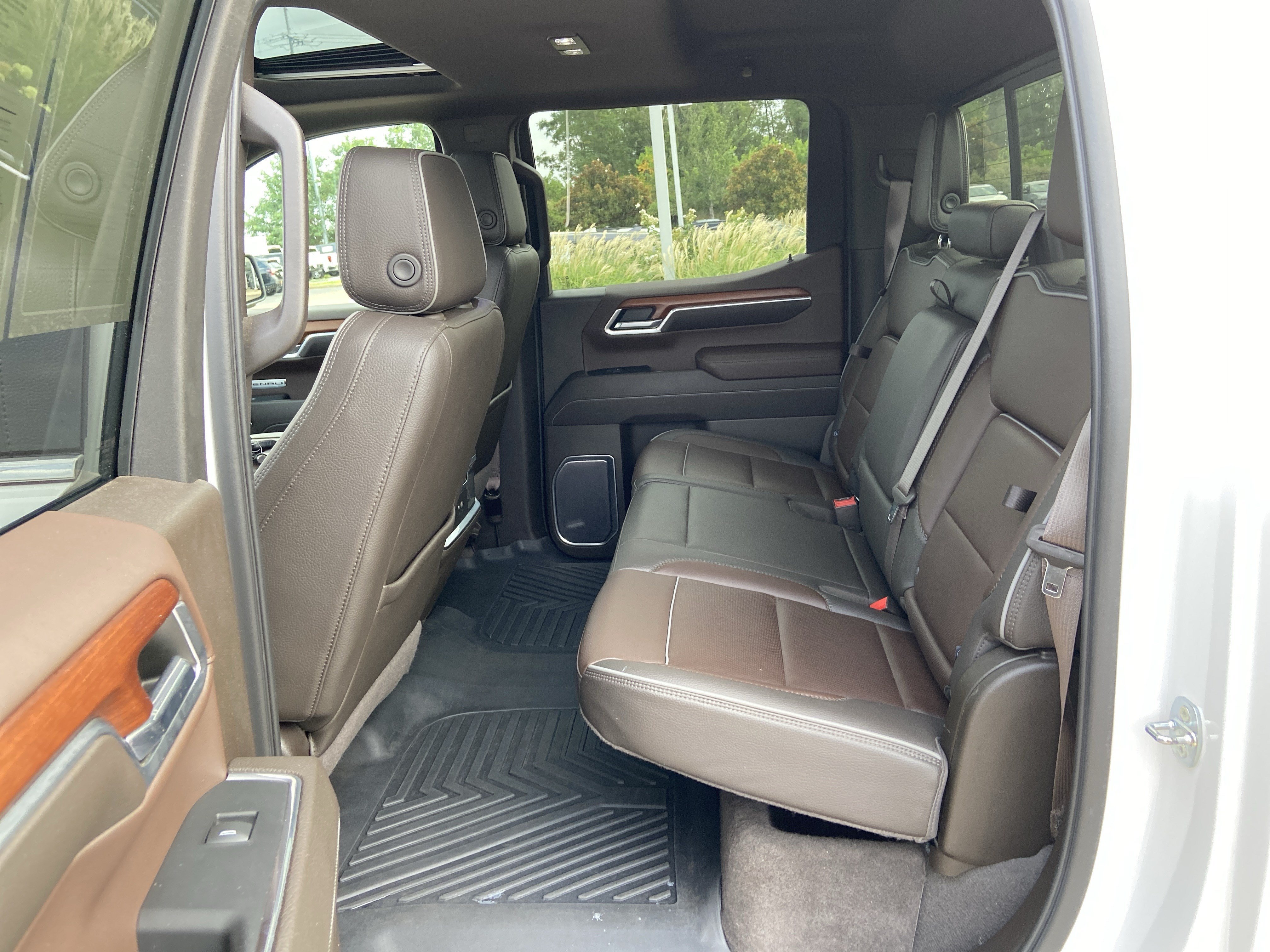 Used 2022 White Frost Tricoat GMC Denali image 47