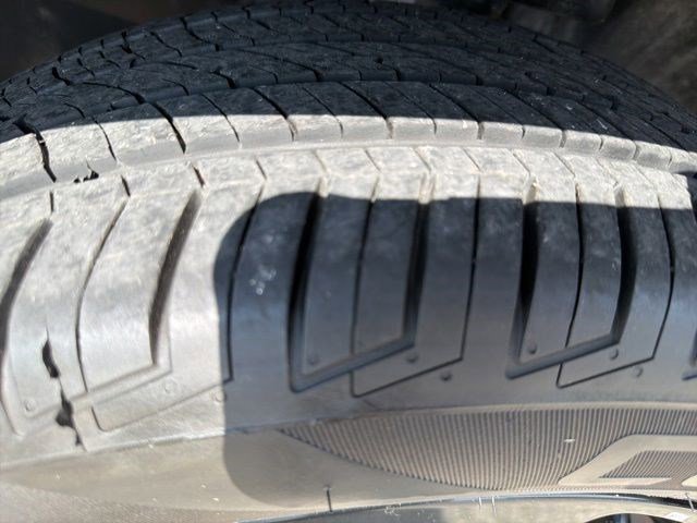 Used 2018 White Clearcoat Jeep Altitude image 9