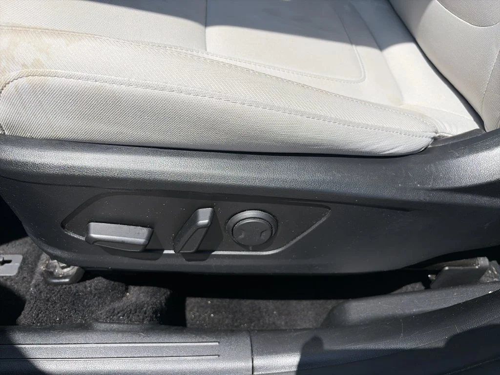 Used 2025 White Hyundai SEL image 12