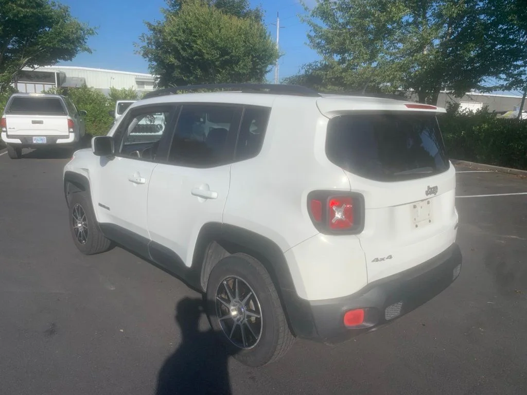 Used 2017 Alpine White Jeep Latitude image 2