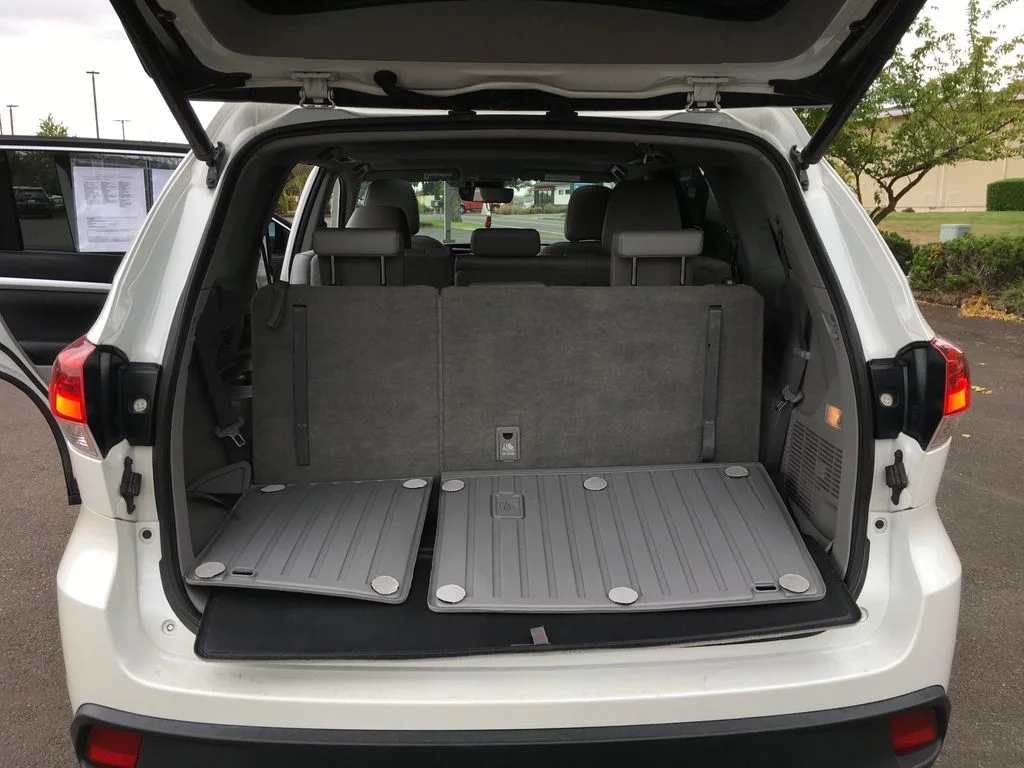 Used 2019 White Toyota XLE image 30