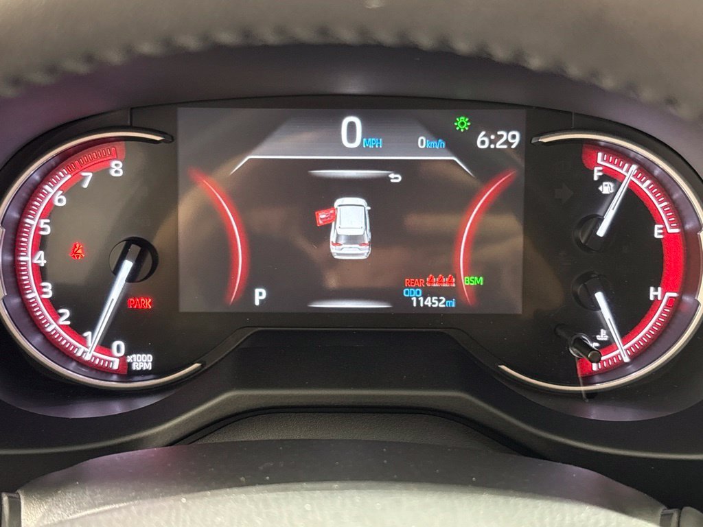 Used 2025 Silver Toyota XLE Premium image 33
