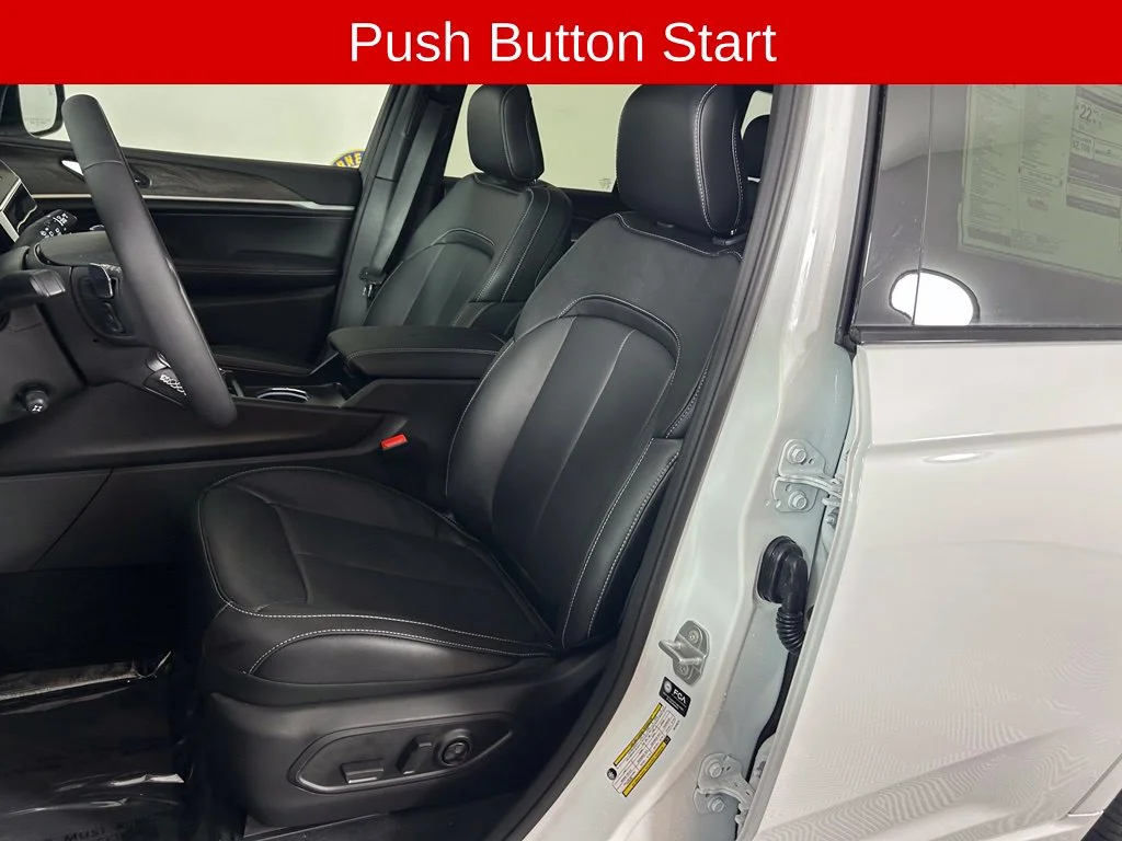 New 2027 Bright White Clear-Coat Paint Jeep Limited Reserve image 11