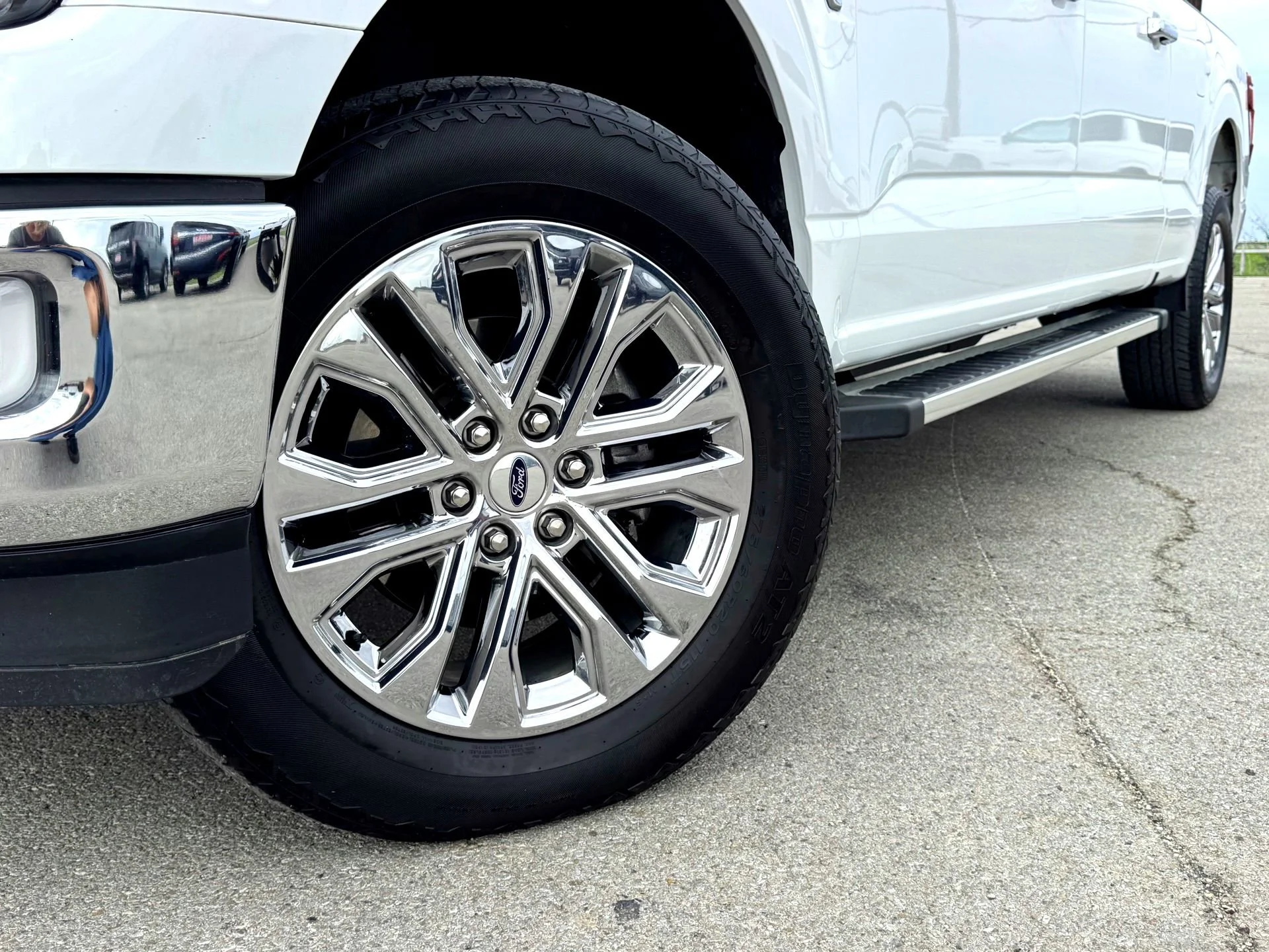 Used 2024  Ford Lariat image 2