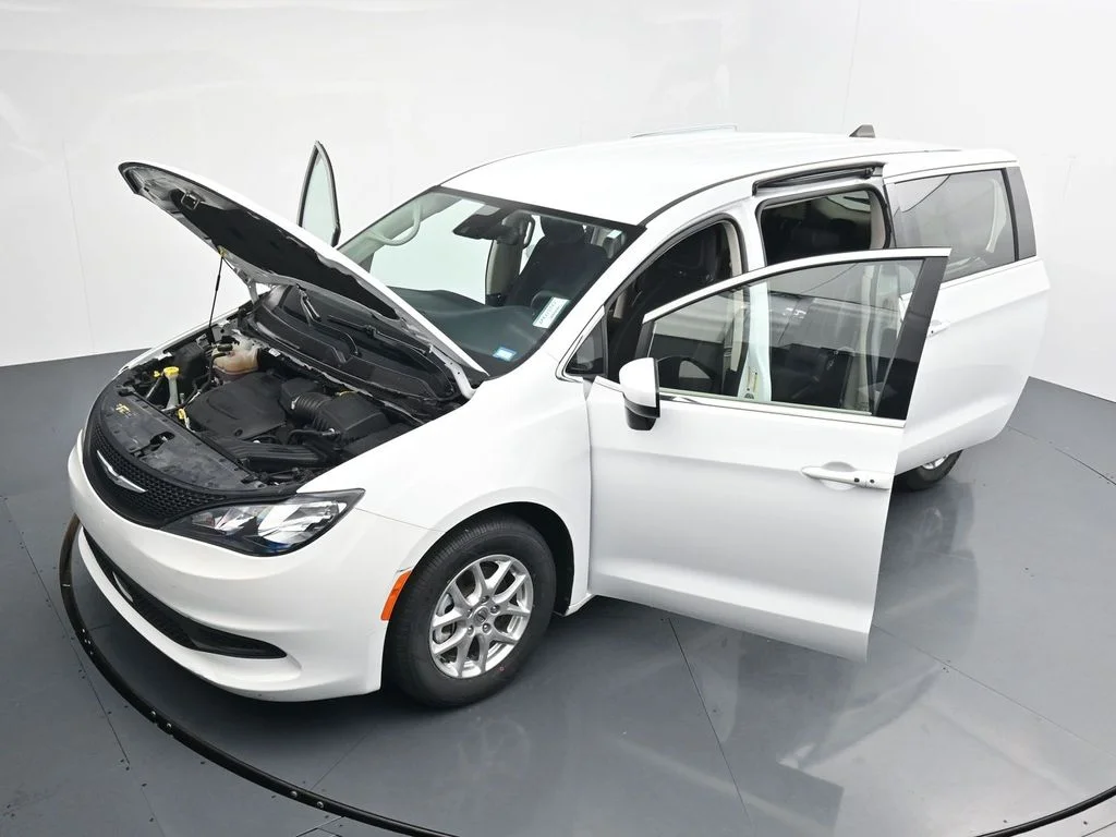 Used 2023 White Chrysler LX image 39