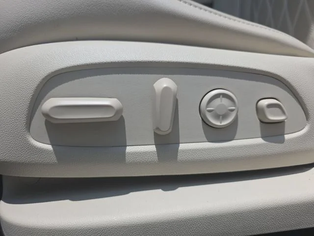 Used 2023 White Buick Avenir image 31