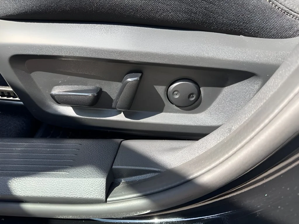 Used 2023  Nissan SV image 10