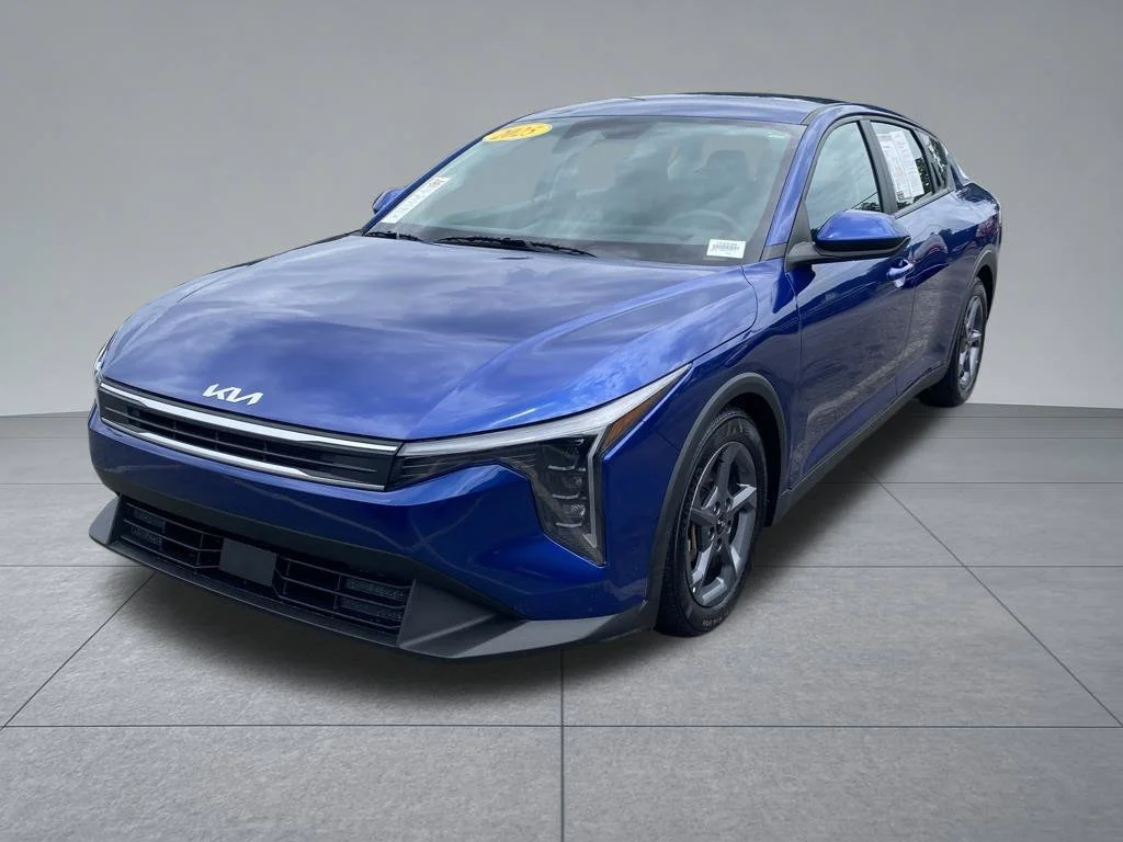 Used 2025  Kia LXS image 2
