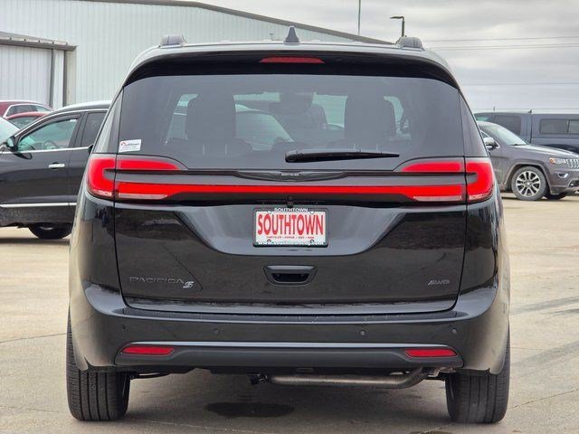 New 2026 Diamond Black Crystal Pearl-Coat Exterior Paint Chrysler Select image 6