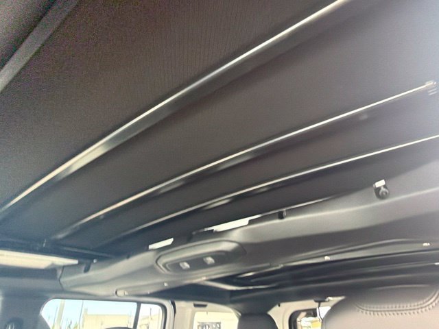 New 2027 Bright White Clear-Coat Paint Jeep Rubicon X image 32