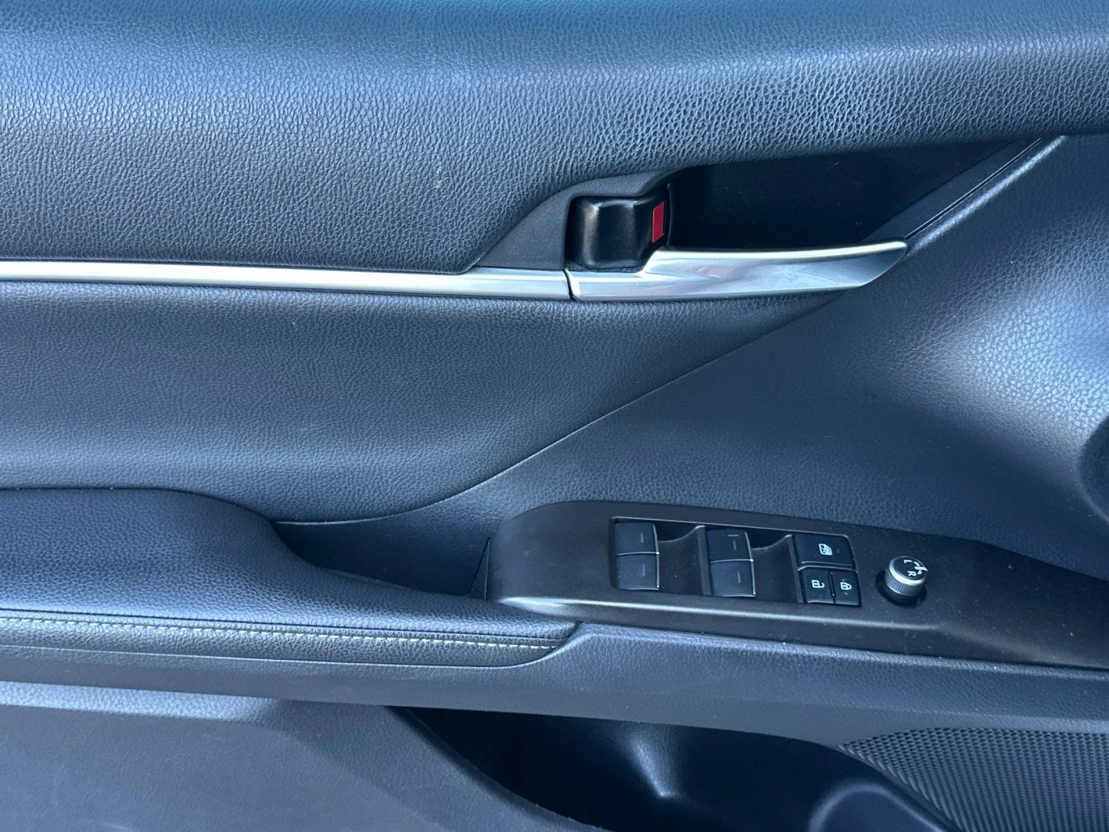 Used 2021 Wind Chill Pearl/Midnight Black Metallic Toyota XSE image 10