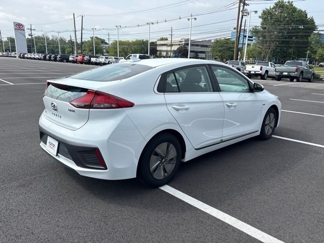 Used 2020 White Hyundai SE image 7