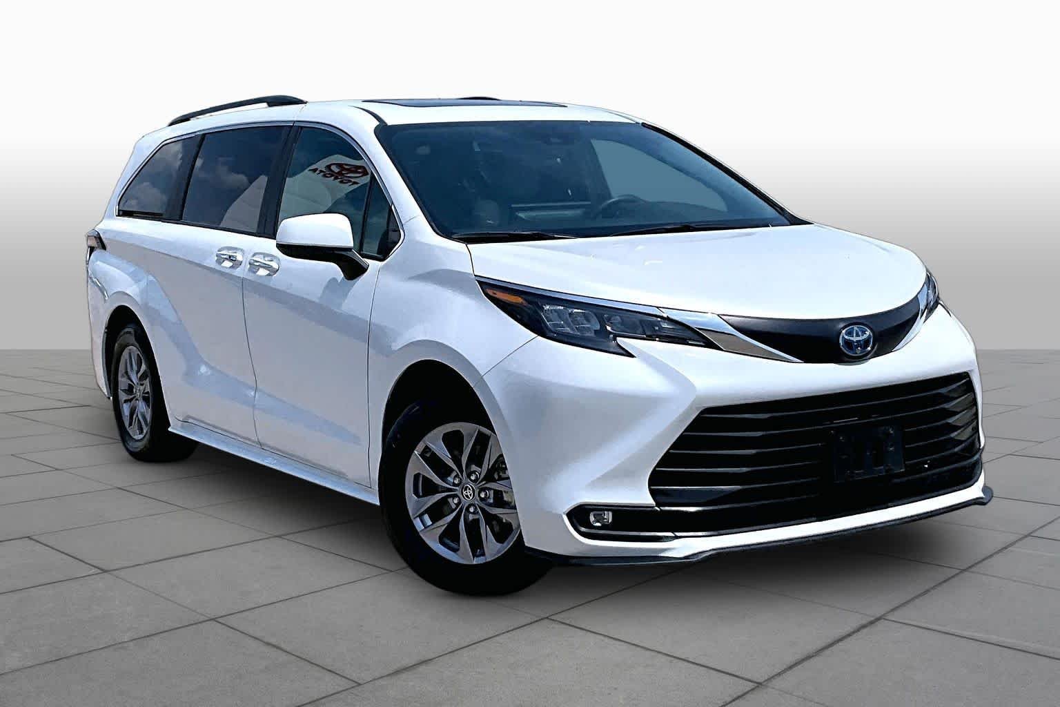 Used 2025 Wind Chill Pearl Toyota XLE image 3