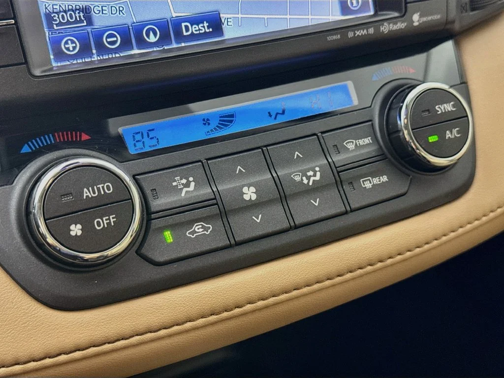 Used 2018 White Toyota XLE image 18