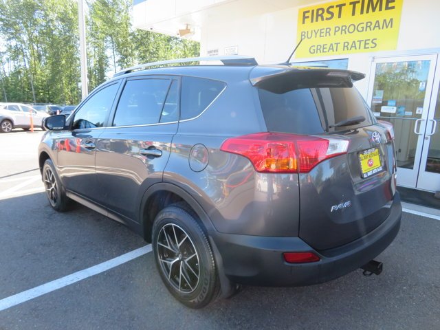 Used 2015  Toyota LE image 3