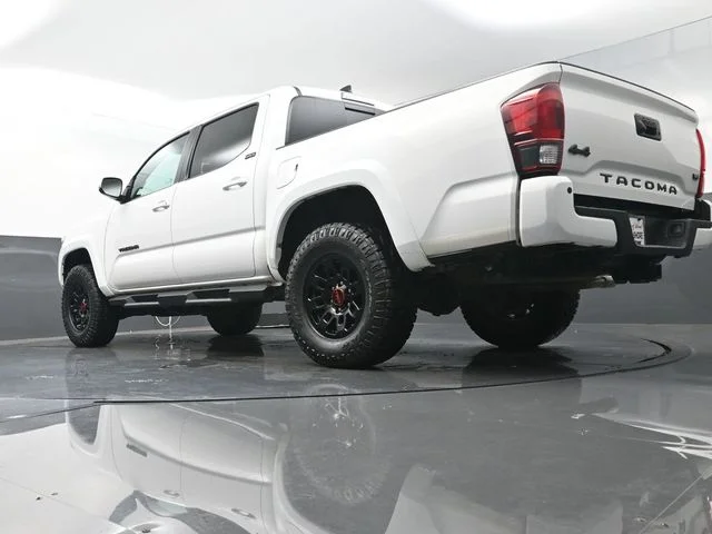 Used 2022 White Toyota SR5 image 42