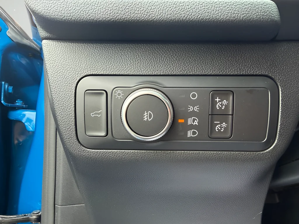 Used 2020 Blue Ford SEL image 10