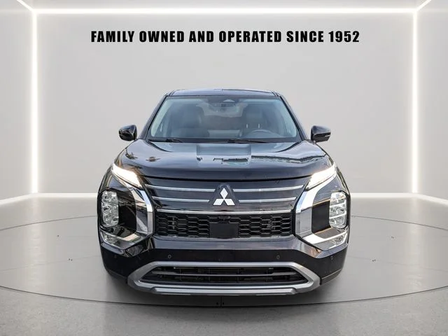 Used 2025 Black Mitsubishi SE image 6