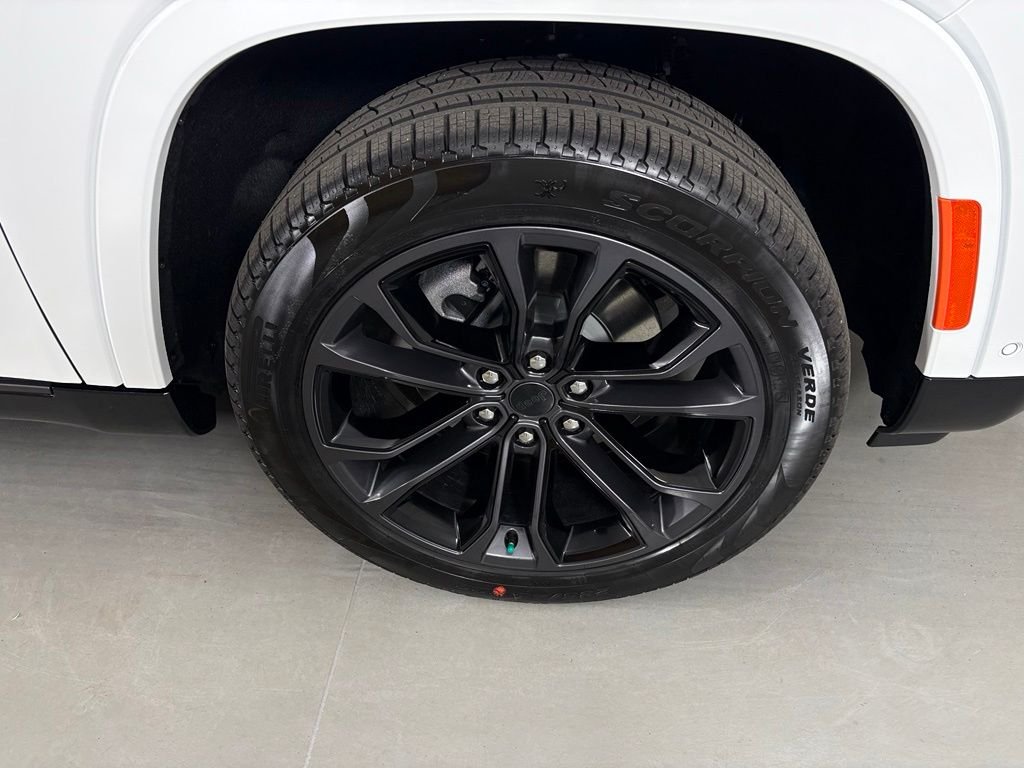 New 2026 Bright White Clear-Coat Exterior Paint Jeep Summit Reserve image 10