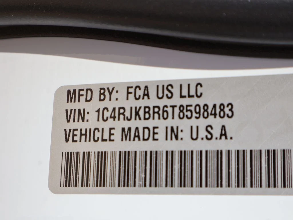 New 2026 Bright White Clear-Coat Exterior Paint Jeep Limited image 42