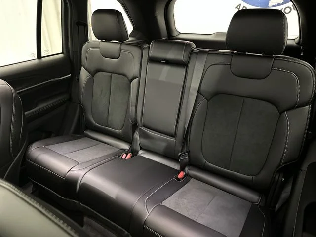 New 2026 Bright White Clear-Coat Exterior Paint Jeep Laredo Altitude image 27