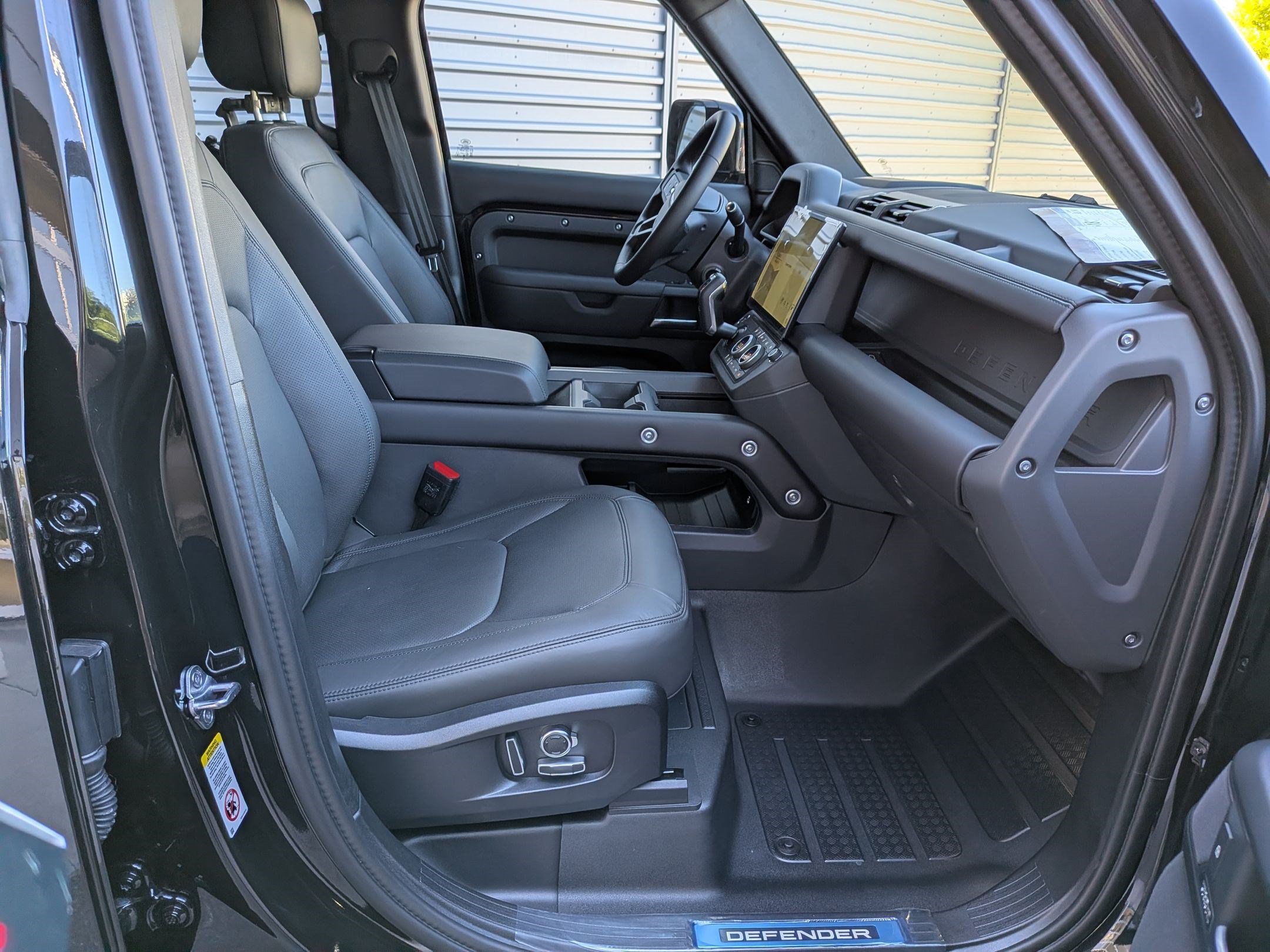 New 2026 Santorini Black Land Rover P400 X-Dynamic SE image 31