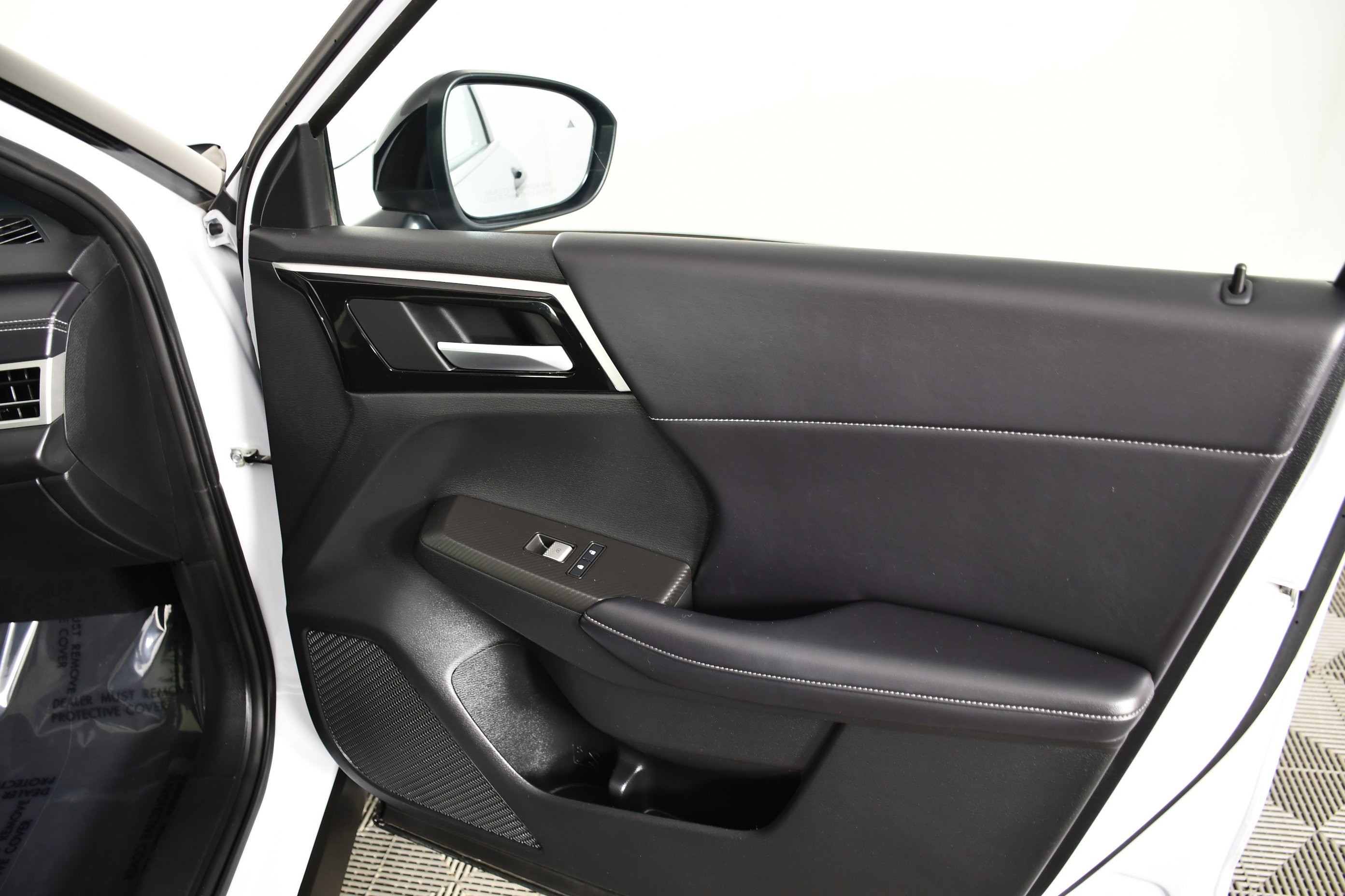 Certified Used 2024 White Diamond Mitsubishi SE Black Edition w/Pano Roof image 39