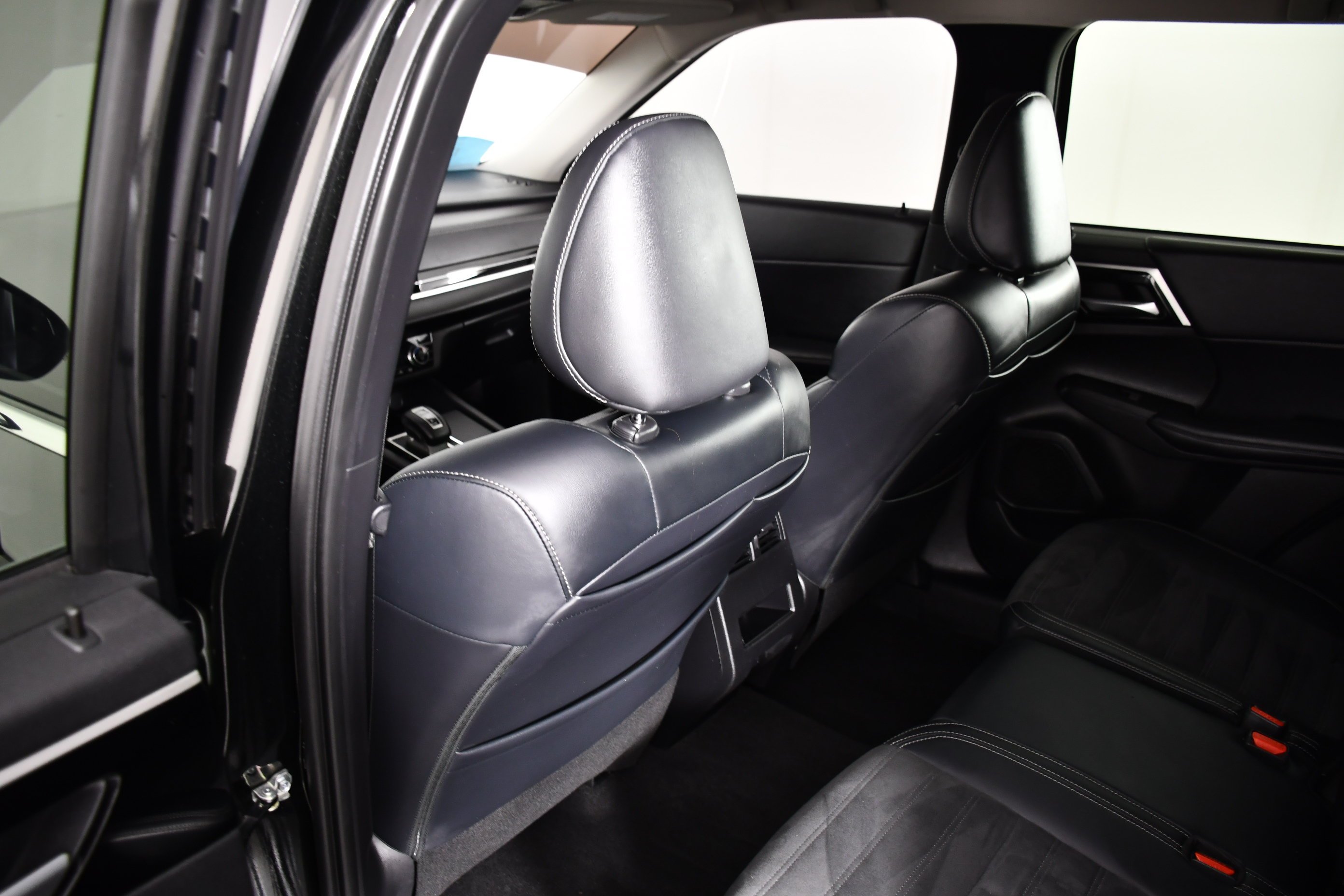 Certified Used 2024 Black Diamond Mitsubishi SE image 44