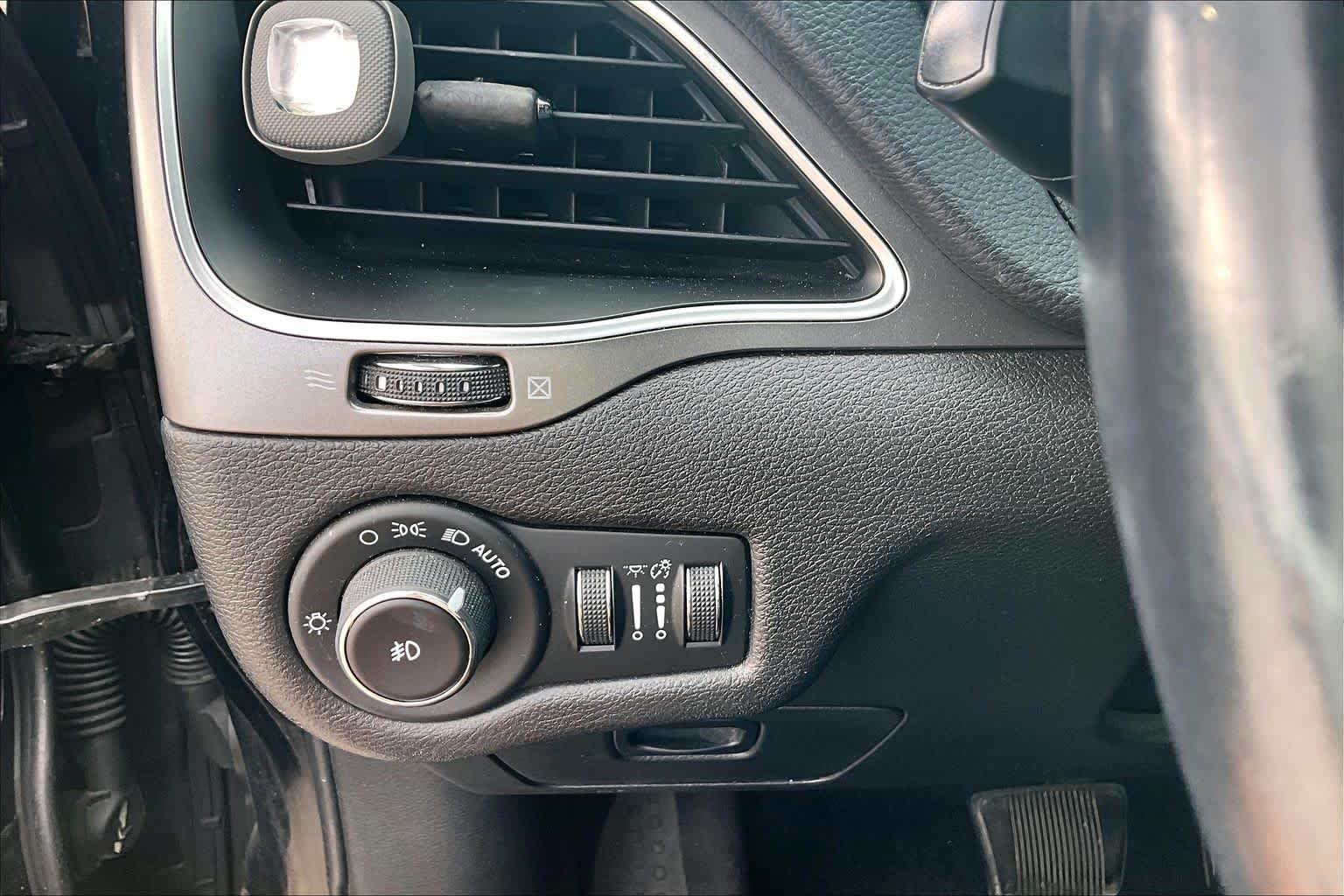 Used 2019 Diamond Black Crystal Pearlcoat Jeep Latitude Plus image 33