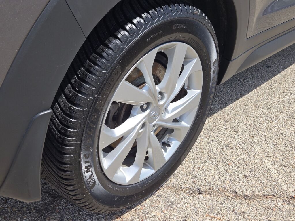 Used 2020 Gray Hyundai SE image 9
