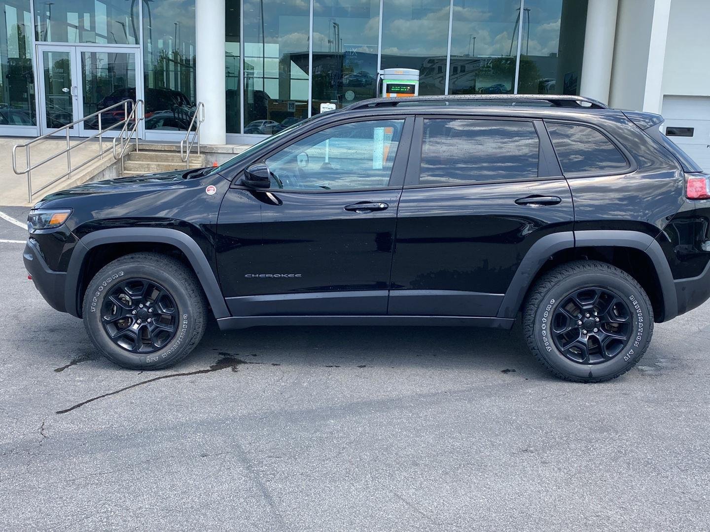 Used 2022 Diamond Black Crystal Pearlcoat Jeep Trailhawk image 4