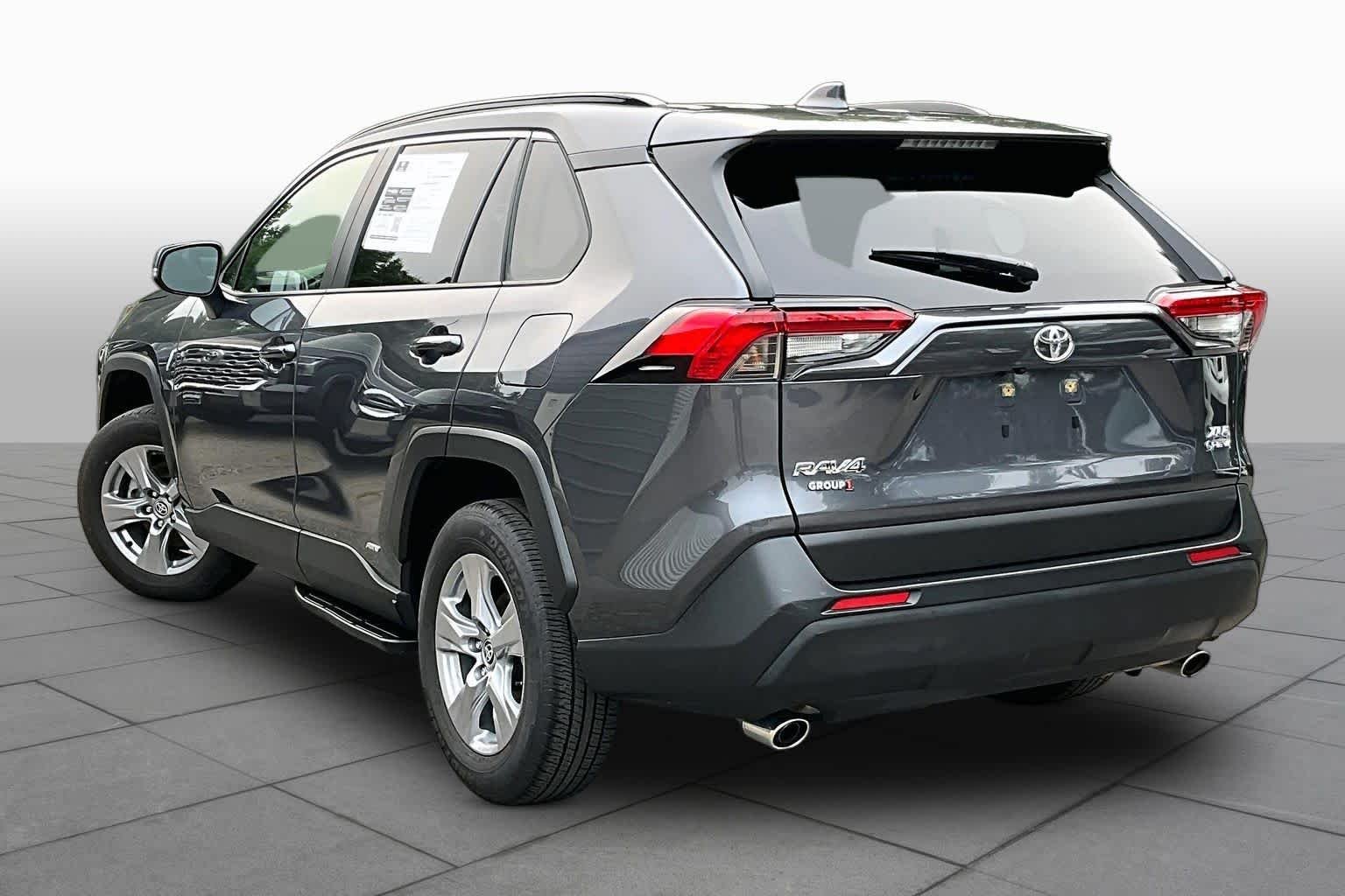 2025 Toyota RAV4 XLE - Photo 12