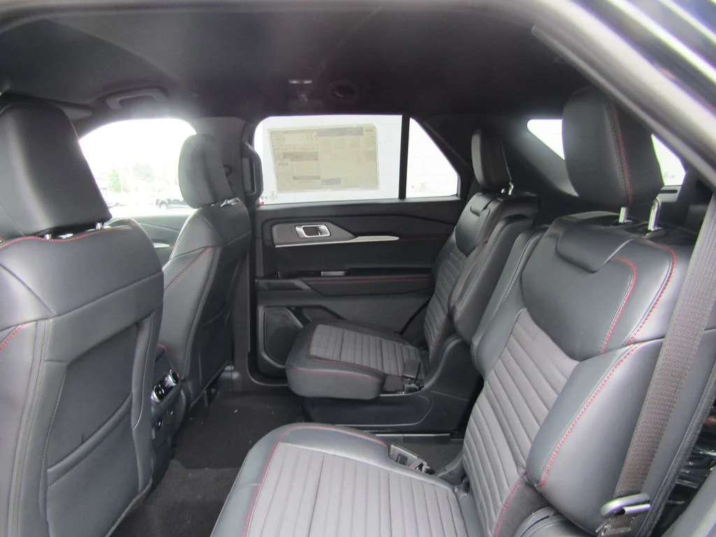 New 2027 Agate Black Metallic Ford ST-Line image 15