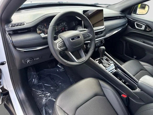 New 2026 Bright White Clear-Coat Exterior Paint Jeep Latitude image 12