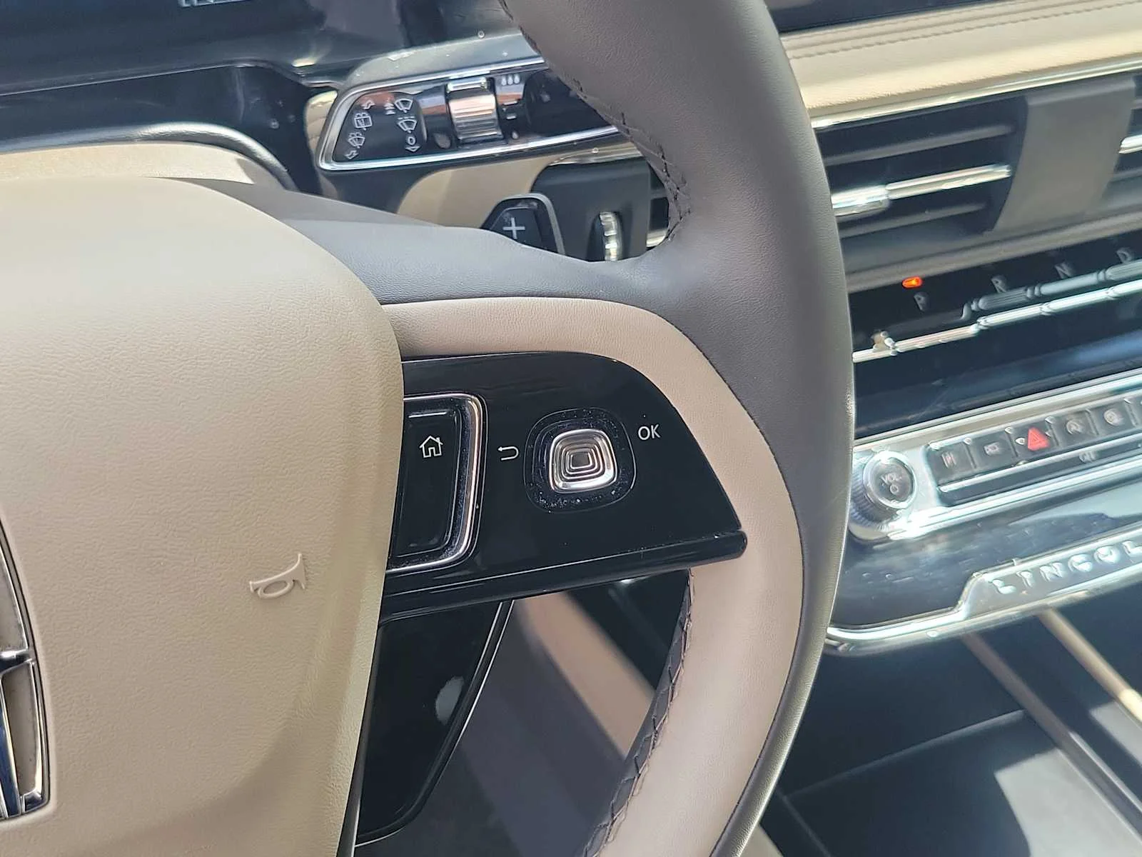 Used 2023 White Lincoln Standard image 22
