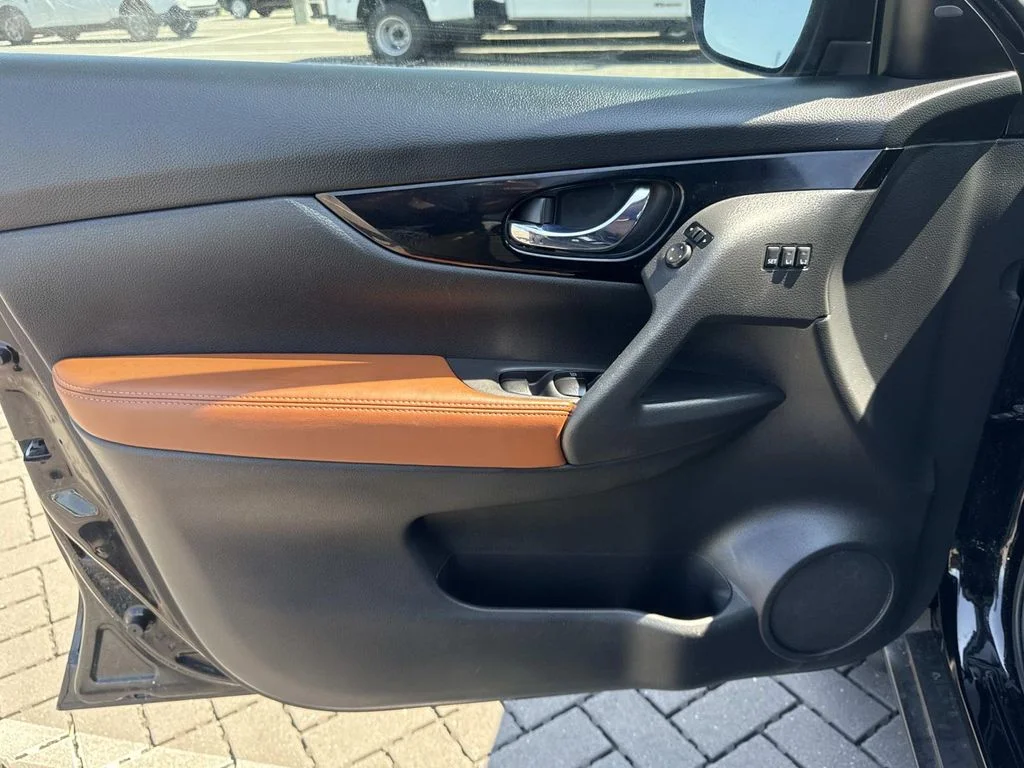 Used 2018 Black Nissan SL image 17