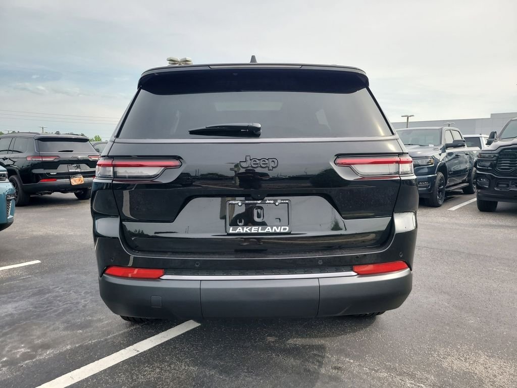 New 2026 Diamond Black Crystal Pearl-Coat Exterior Paint Jeep Limited image 6