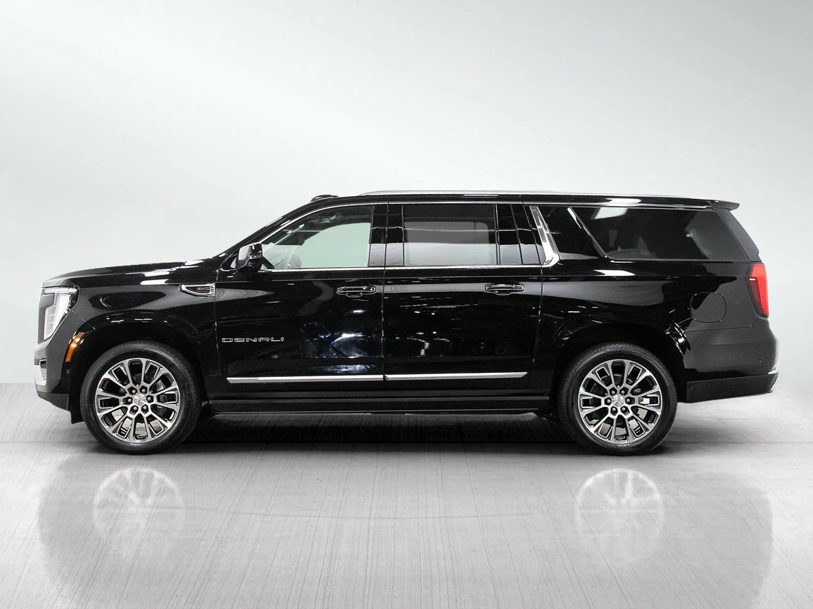 Used 2025 GMC Yukon XL Denali with VIN 1GKS2JRL3SR314427 for sale in Bloomington, Minnesota