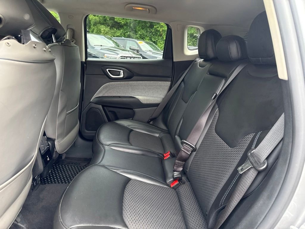 Used 2022 Silver Jeep Latitude image 13