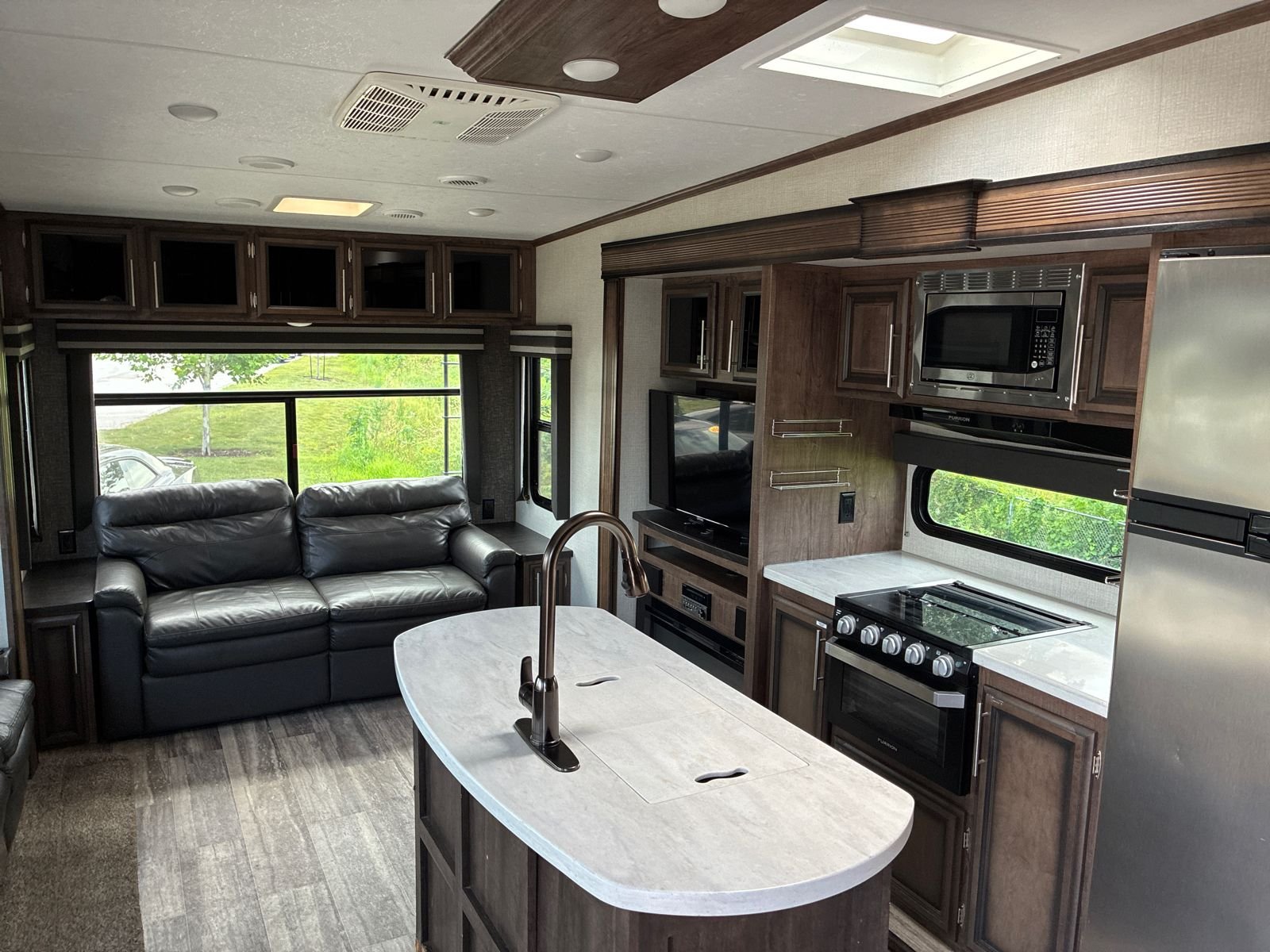Used 2020 White DURANGO  image 15