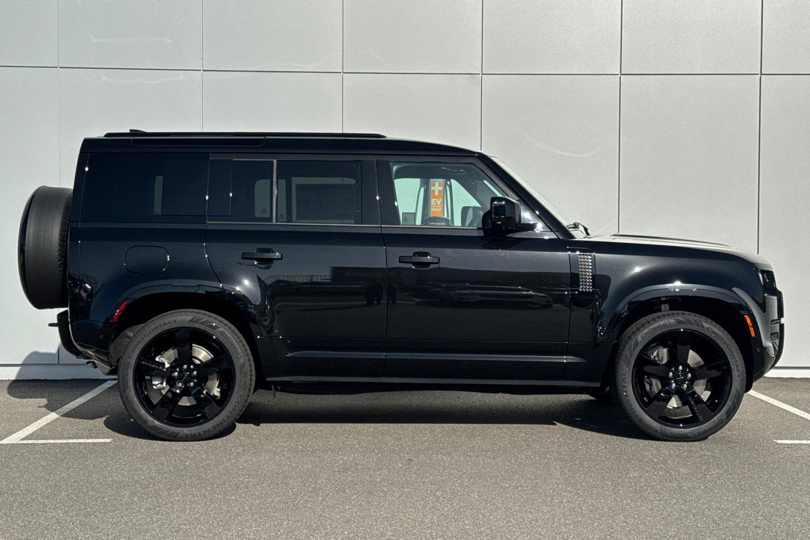 New 2026 Santorini Black Land Rover X-Dynamic SE image 6