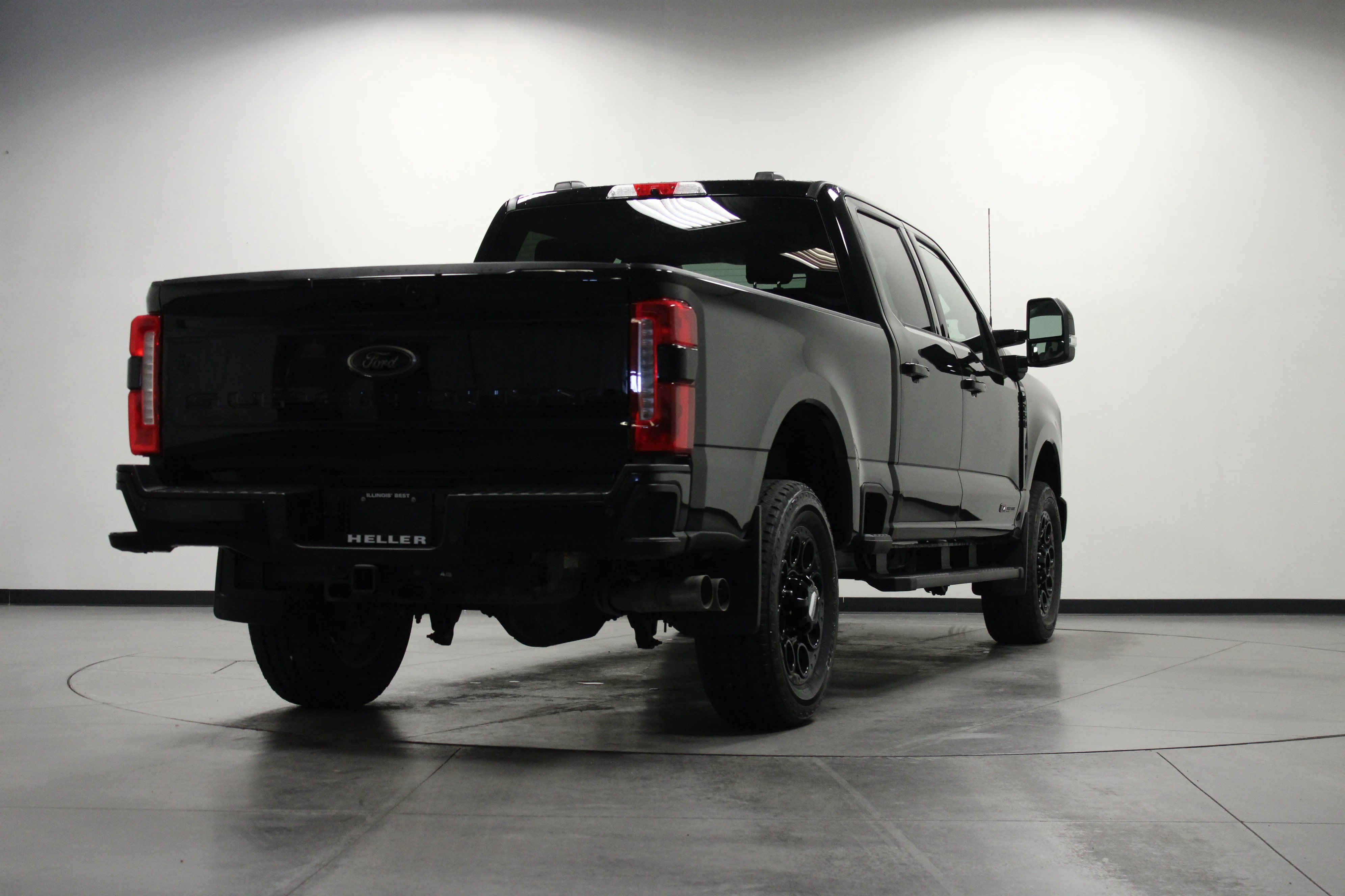 Used 2025 Agate Black Metallic Ford LARIAT image 4