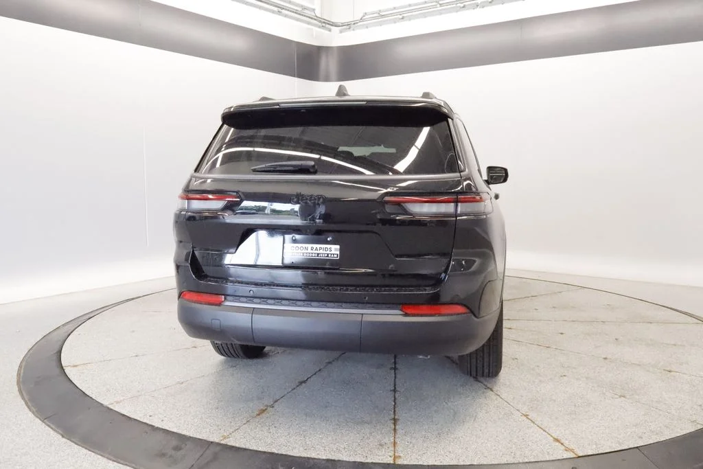 New 2026 Diamond Black Crystal Pearlcoat Jeep Altitude image 7